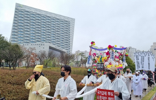 자유연대 회원들이 20일 경남 진주 한국토지주택공사(LH) 본사 앞에서 상여 행진 퍼포먼스를 벌이고 있다. <연합뉴스>